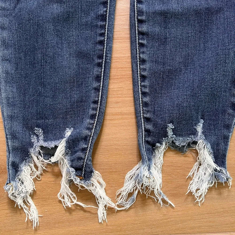 Judy Blue Mid-Rise Distressed Straight Cropped Jeans – Size 5/27 - Picture 6 of 8